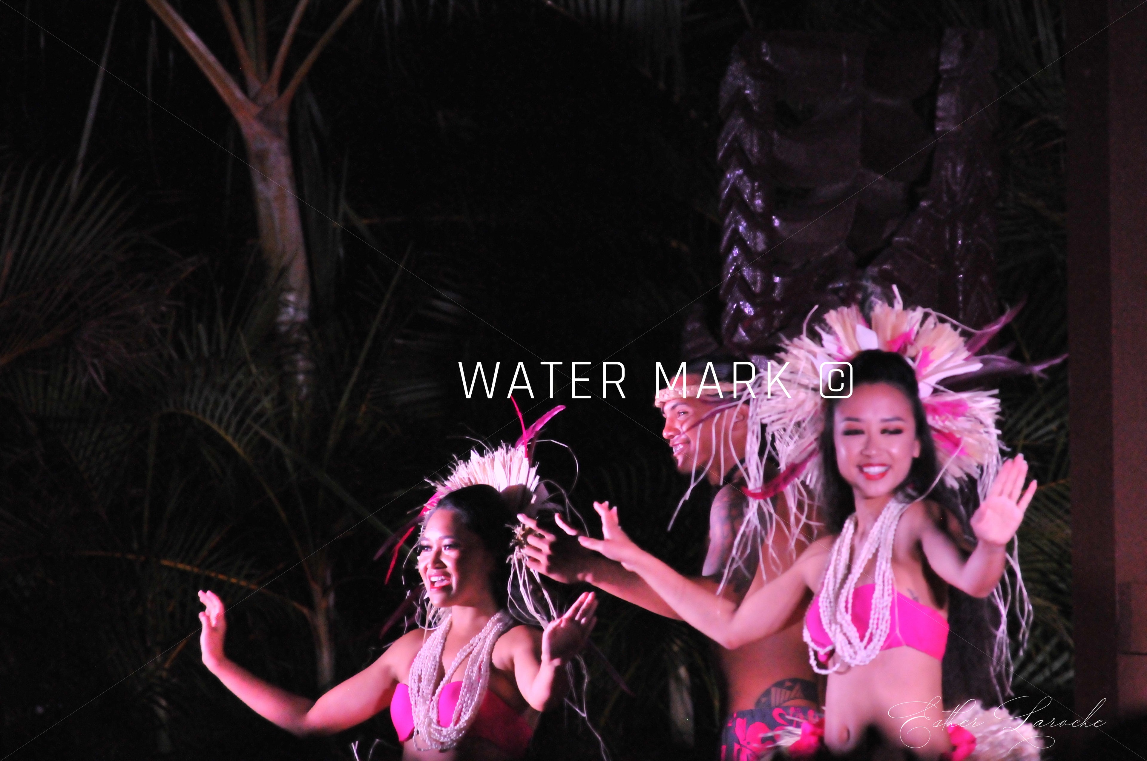 Danseuses Hawaiiennes et cracheurs de feu