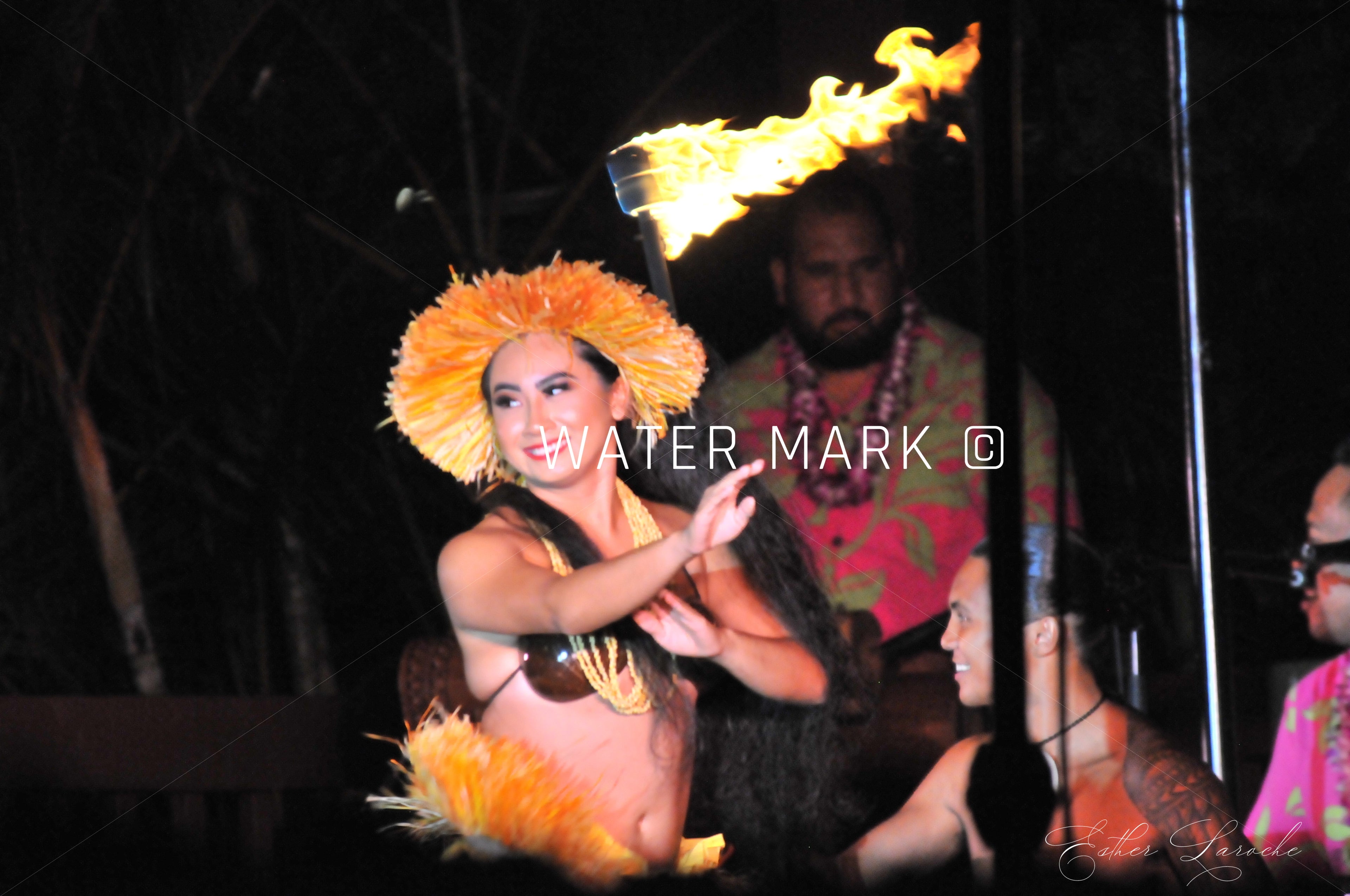Danseuses Hawaiiennes et cracheurs de feu